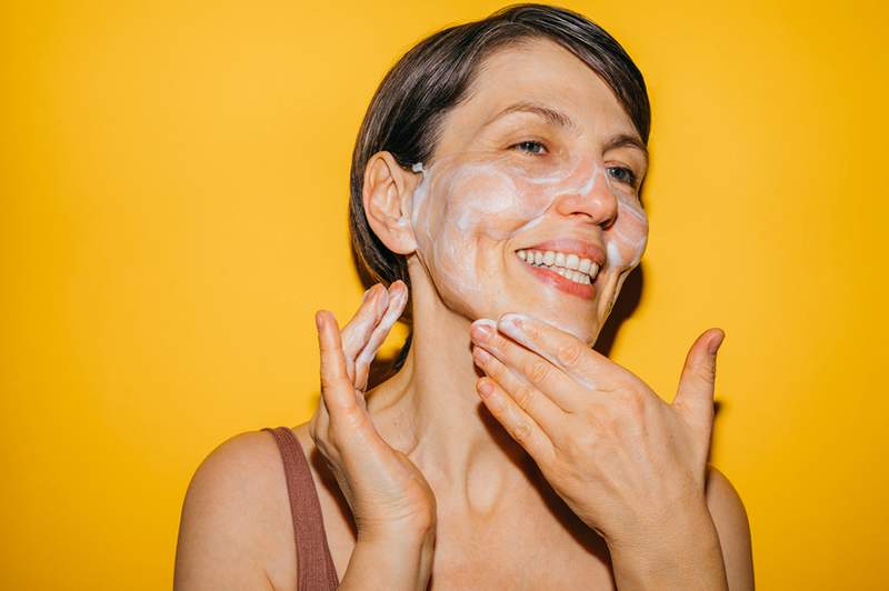 Soins de la peau dans la cinquantaine comment évoluer votre routine à mesure que vous vieillissez, selon les dermatologues