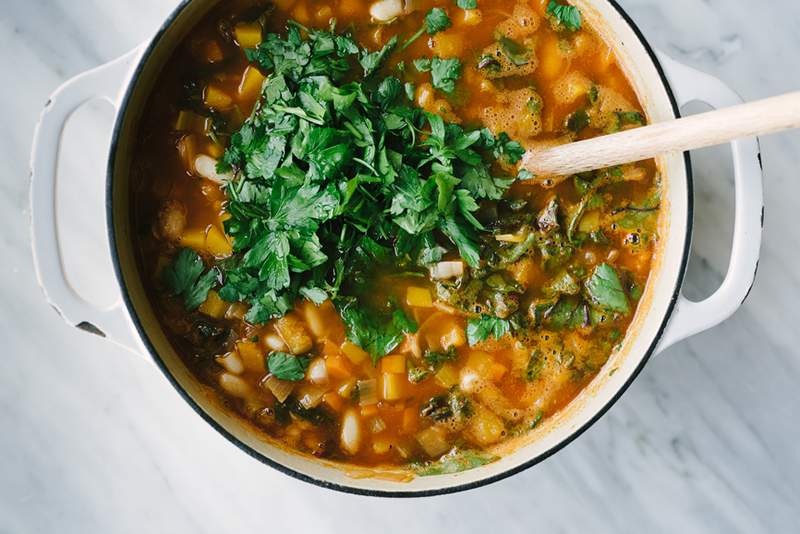 Denne middelhavsbønne og veggie-suppe er så næringsrige, eksperter kalder det 'Longevity Stew'