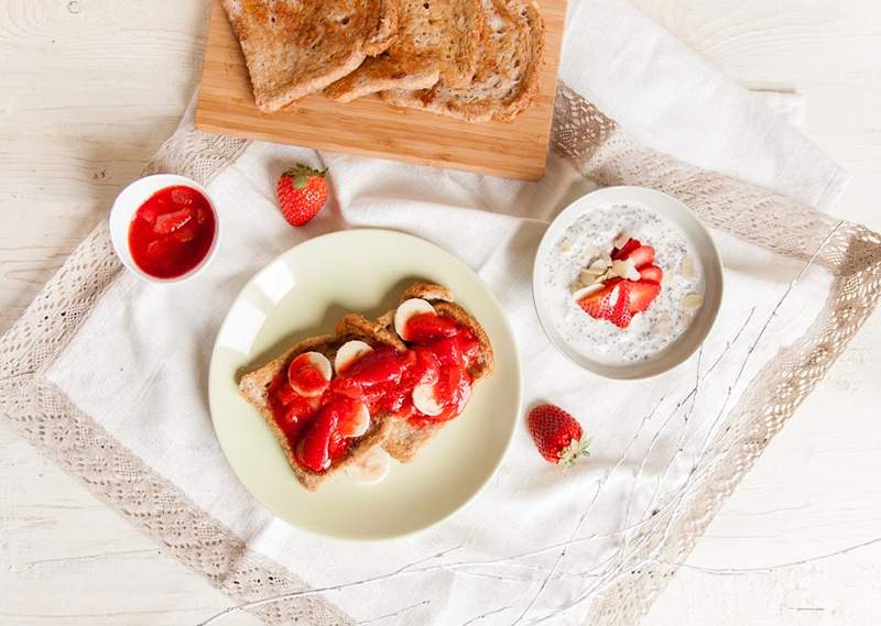 Questo toast francese alla vaniglia alla fragola ad alta proteina colpisce davvero il posto