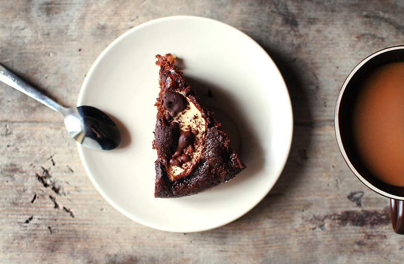 Deze 4-ingrediënt veganistische chocoladetaart is zo rijk aan botgezondheidsverhogende eiwitten en calcium