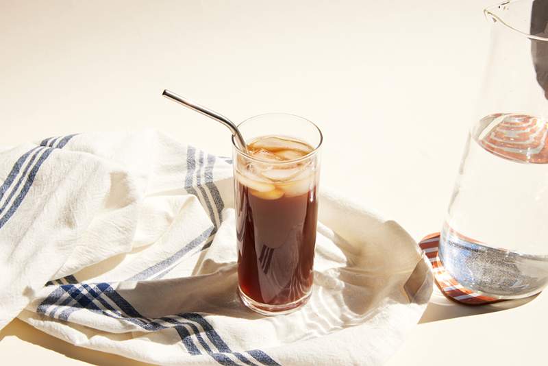 Acabei de descobrir que você pode fazer um grande concentrado de café gelado em sua panela instantânea, e acordar nunca se sentiu mais fácil