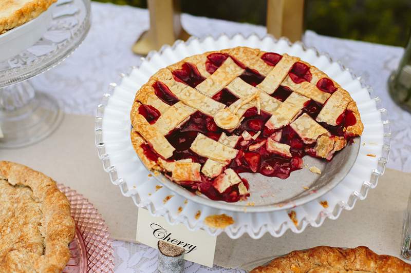 Esta torta de cereja com manteiga de caju sem esforço tem gosto de pico de verão (e está repleto de proteína)