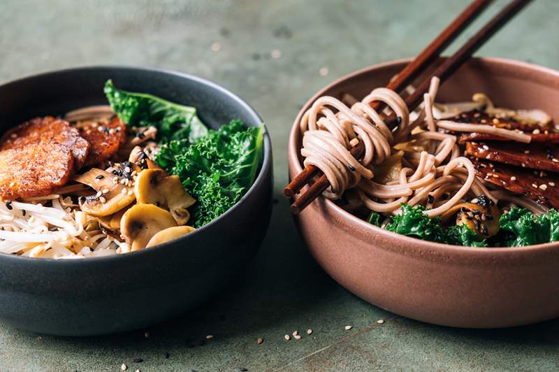 6 pretiekaisuma receptes, kurās piedalās soba nūdeles, olbaltumvielu iesaiņotie makaroni, kas gatavo 3 minūtēs