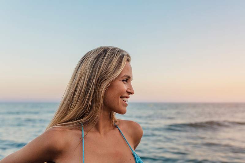 Questi sono i balsami che dovresti usare per i capelli danneggiati dal sole, secondo un parrucchiere