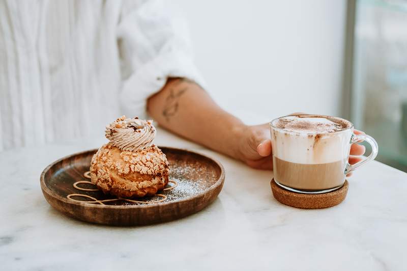 Comenzar el día con este latte de achicoria de coco antiinflamatorio es un movimiento de potencia para su microbioma intestinal