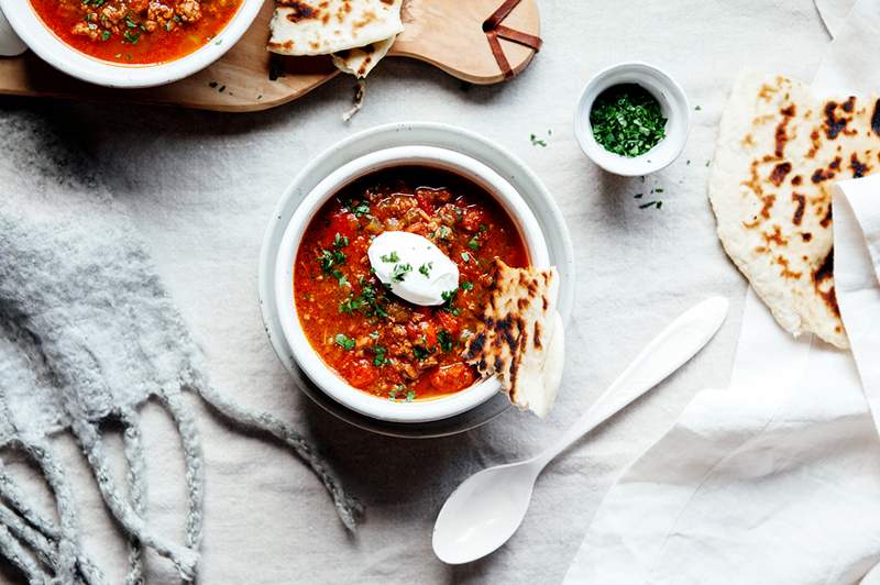 Táto vegánska chilli je plná bielkovín a vlákniny a príprava trvá iba 5 minút