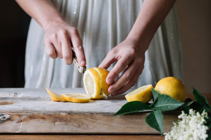 Varför ska du alltid rengöra din skärbräda med en citron