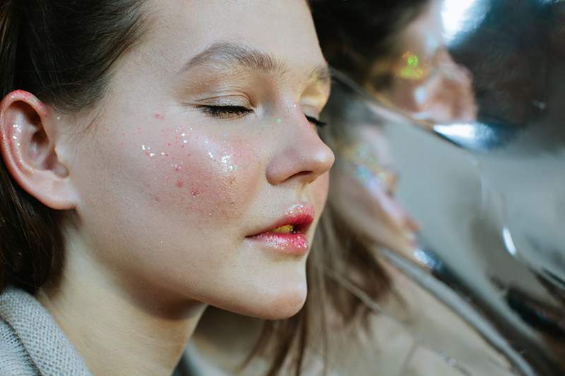 Den bedste bionedbrydelige glitter -makeup, der får dig til at glitre godt ind i det nye år