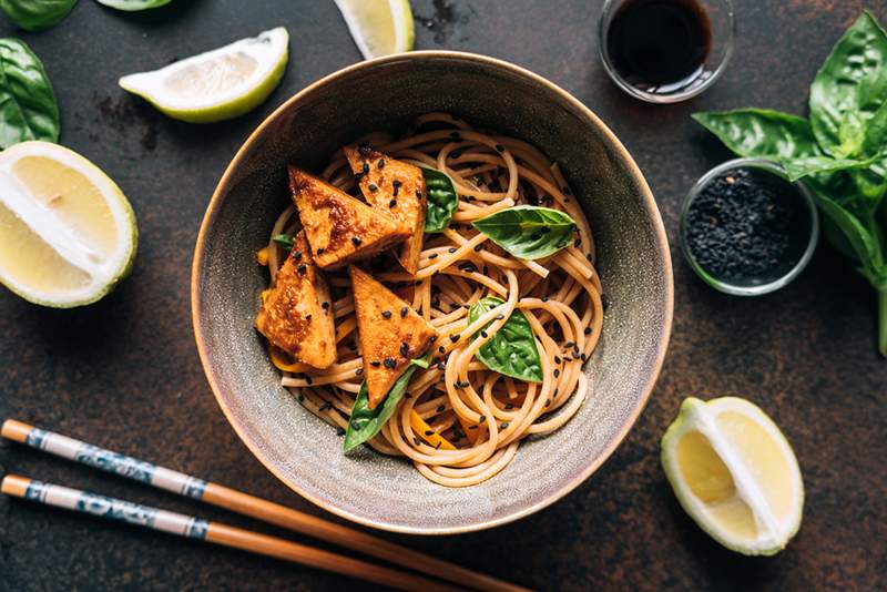 Šis 3 minučių „Noodle Bowl“ yra kuokštelinis Okinavoje, kuriame gyvena ilgiausiai gyvenantys planetos žmonės