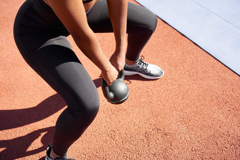 Deze beginnerskettlebell -workout breekt de basisprincipes van het bouwen van kracht en uithoudingsvermogen af