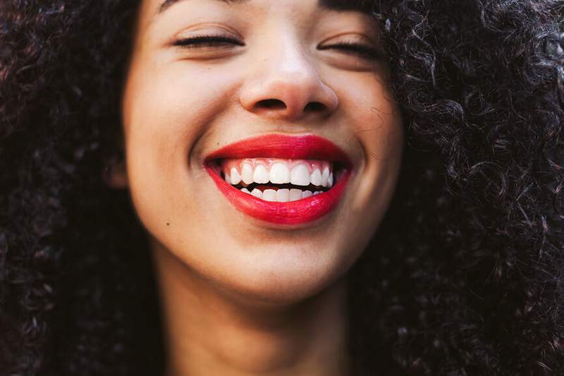 Tous nos éditeurs de beauté utilisent ce baume à lèvres teinté et il y a maintenant une teinte prête pour la fête