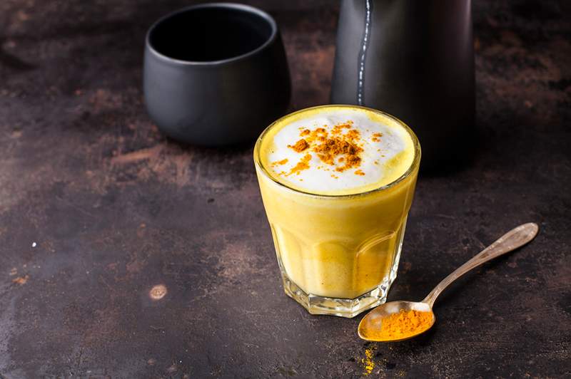 Denne gurkemeje, ingefær og Apple Spice Smoothie er den antiinflammatoriske slurk, der tager dig fra sommer til efterår