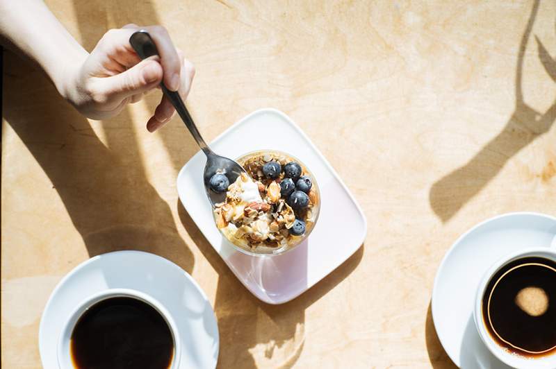 Horúci med je bzučky (a bohaté na antioxidant) korenie, ktoré práve teraz pokvapkame na všetko