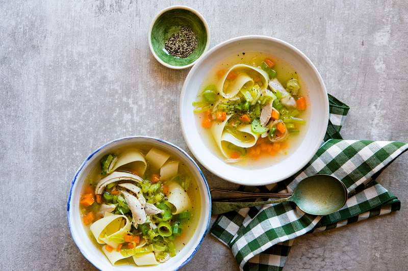 Oui, il y a une raison soutenue par les sciences pour lesquelles la soupe au poulet vous fait vous sentir mieux