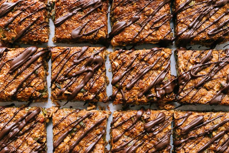 Essas barras de biscoito fácil de aveia são o lanche cheio de proteínas e fibras que sua manhã está faltando