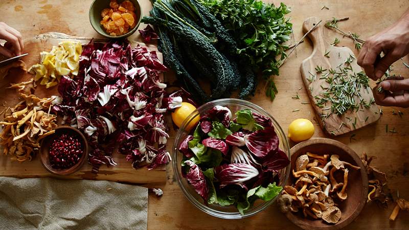 30 dakika veya daha kısa sürede yapabileceğiniz 3 beyin güçlendirici lahana salatası tarifleri