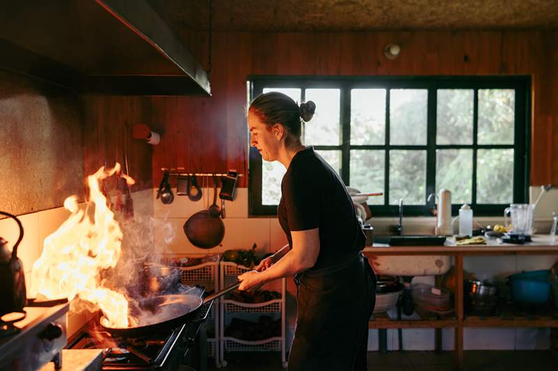 Adakah memasak menekankan anda? Inilah cara untuk bertenang di dapur di tengah -tengah *gerak isyarat secara meluas di segala -galanya *