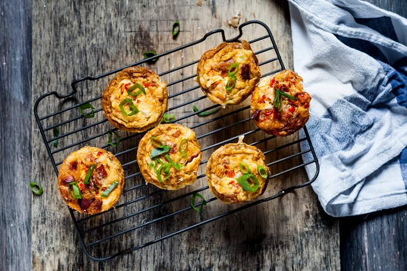 Estos muffins de desayuno de frittata de huevo que aumentan el cerebro de 6 gramos de proteína por mordida