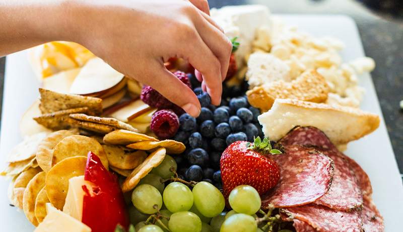 Så här gör du det perfekta Fruitcuterie -kortet, alias till din nya Summer Snacking-situation