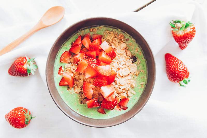 Denne Strawberry Basil -smoothie er pakket med 20 forskellige vitaminer og mineraler, og den smager som sommer i en kop