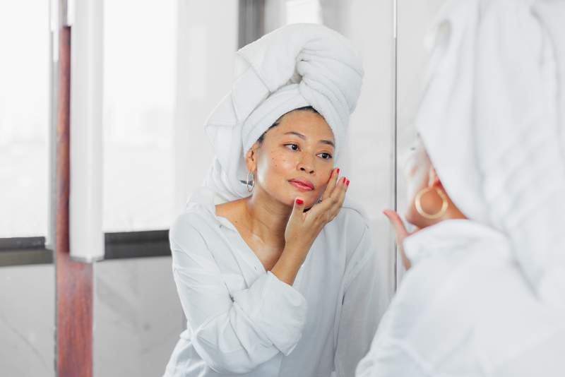 Perché dovresti lucidare lo specchio del bagno con crema da barba