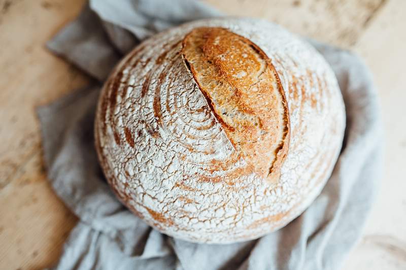 Sie können Brot in Ihre Luftbraten backen-und dieses Sauerteigrezept ist mit Vorteilen von Darmsundheit gestapelt