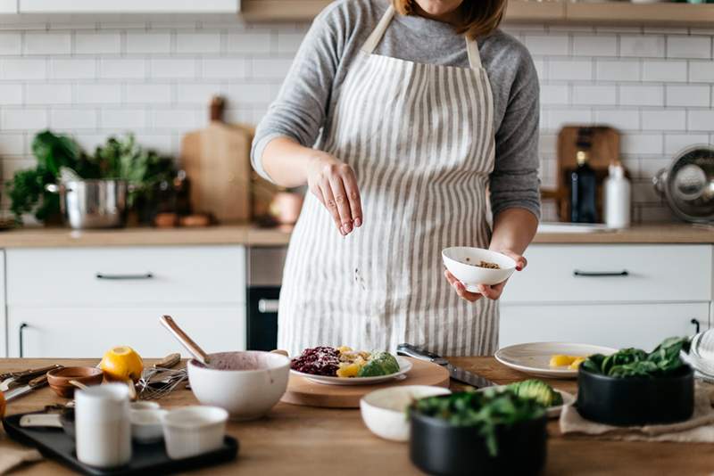 5 utroligt almindelige madlavningsfejl, der får professionelle kokke til at krybe (fordi de bare er for lette at undgå)