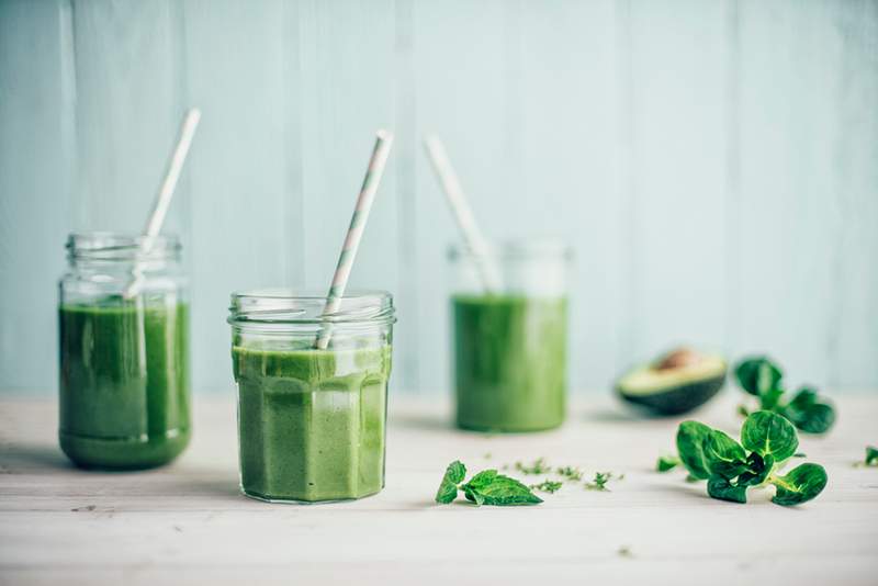 Elk ingrediënt in deze kurkuma groene thee smoothie stimuleert de gezondheid van de hersenen en bestrijdt ontsteking