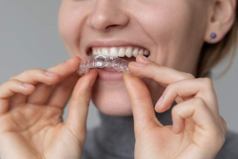 Des millions de personnes portent un protège-dents tous les soirs pour protéger leurs dents, comment la nettoyer chaque matin