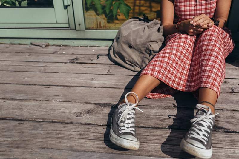 L'estate dei piedi sneaker puzzolenti è finita prima ancora che iniziasse grazie a 5 consigli da un podologo