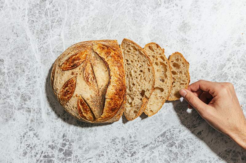 Een RD scheidt het feit van fictie over de voedingswaarde van brood (en deelt waarom we er meer van zouden moeten eten)