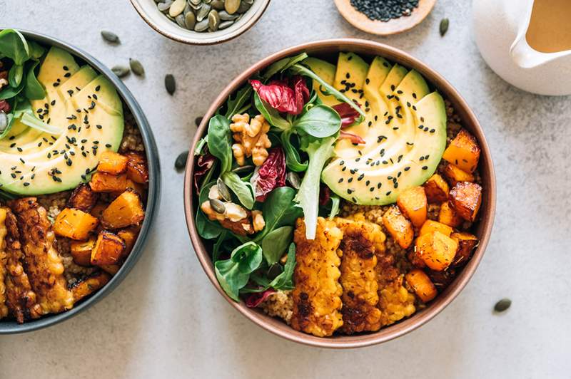 Mangkuk quinoa dan alpukat gandum yang sehat ini mengemas magnesium seharga satu hari menjadi satu kali makan