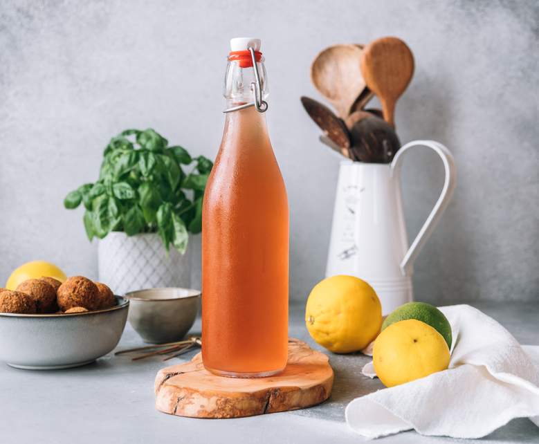 Bir RD'ye göre, Kombucha'nın bağırsağınızı (ve genel sağlığınızı) artırmasını ne kadar * bekleyebilirsiniz?