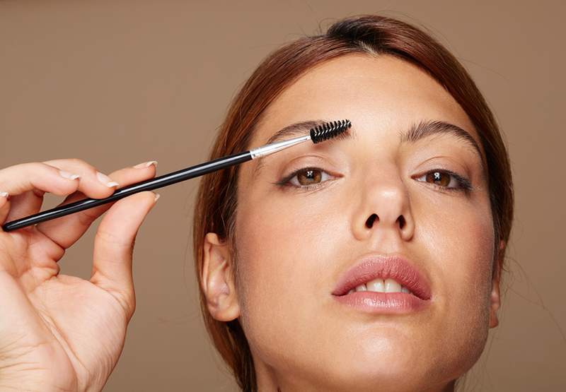 Obtenez des sourcils broussailleux dans un appartement d'une minute, gracieuseté du Brow King lui-même