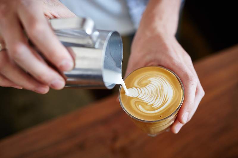 Denne kaffe -gadget på $ 19 ændrede helt, hvordan jeg laver mad i køkkenet, ud over bare at øge mit latte -spil