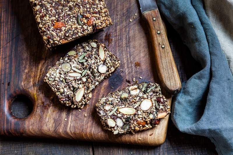 Sådan bager man proteinpakket brød fra bunden med 4 ingredienser (alle glutenfrie og veganske)