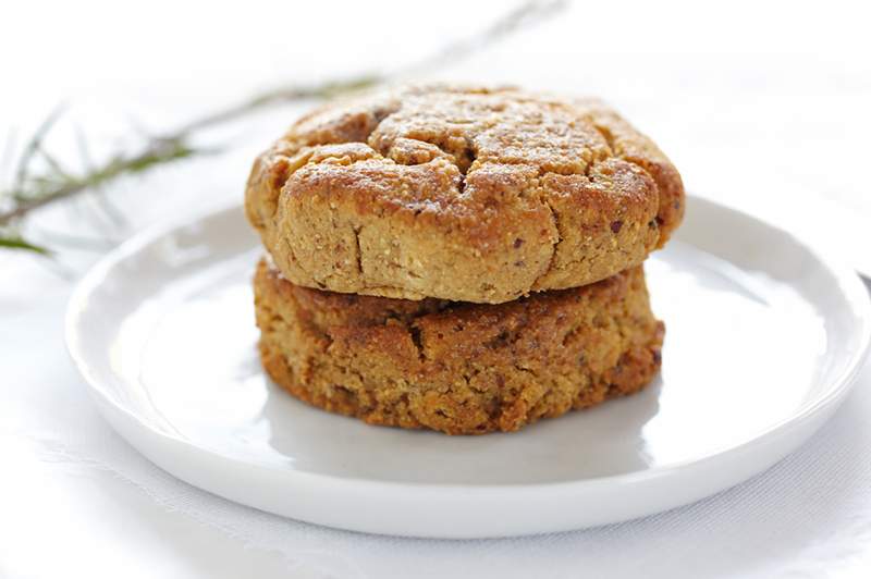 Estas galletas antiinflamatorias de calabaza de butternal prácticamente se hornean a sí mismas