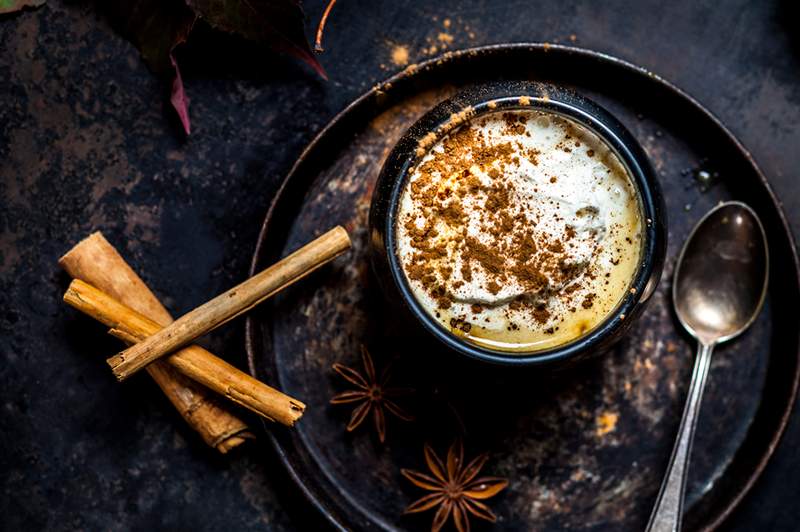 Moon Milk je ajurvedski sponko za bolj spokojno spanje, kako ga narediti s samo 3 sestavinami