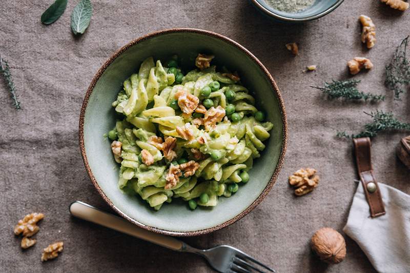 Esta salsa cremosa de pesto de aguacate cremosa rica en magnesio tarda aproximadamente 30 segundos en hacer