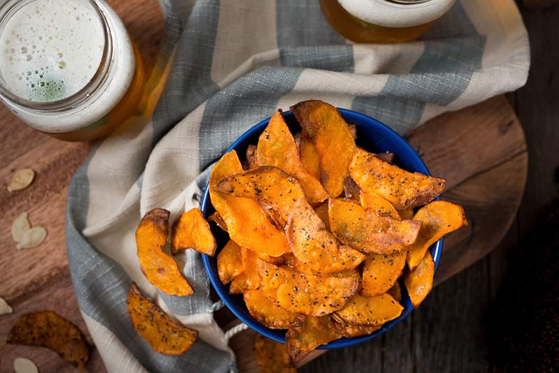 Estas chips de calabaza de freidores de aire de 2 ingredientes son los bocadillos de otoño antiinflamatorios más fáciles ..