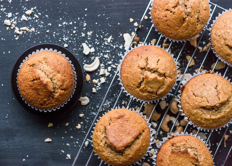 Ovi gooey bez glutena bez banana orahovi muffini napunjeni su prednostima za jačanje dugovječnosti