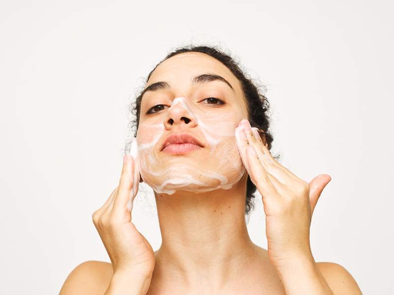 Cuci muka terbaik untuk Blackheads, menurut ahli dermatologi