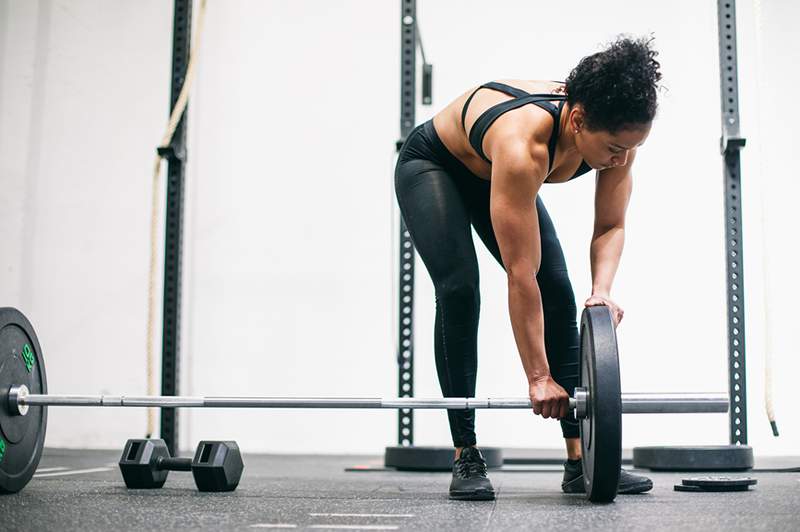 Ecco il modo giusto di respirare quando si solleva pesi, secondo un uomo forte e un powerlifting coach