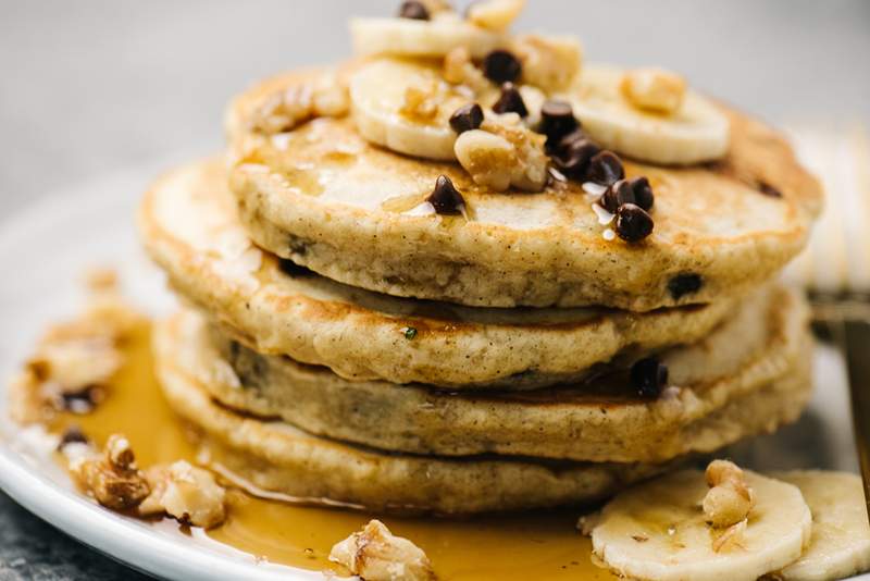 Questi pancake di banana di macadamia vegani e senza glutine sono impilati con proteine ​​e fibre