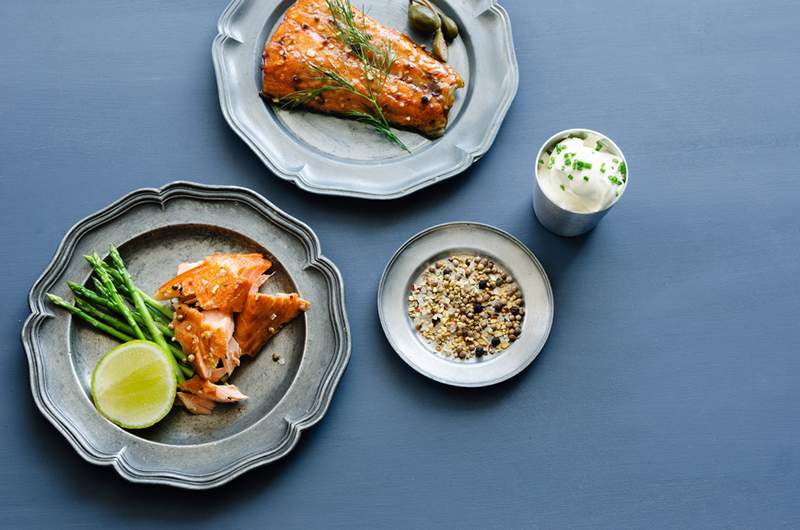 Hoe zalm te grillen zonder dat het uit elkaar breekt in een miljoen stukken, volgens een chef -kok