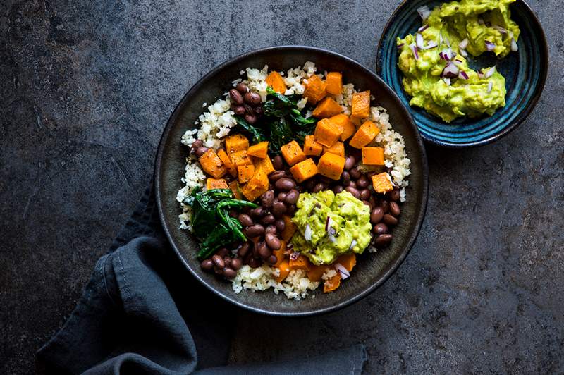 Denne levetid-boostende øjeblikkelige gryde røde bønner med sort ris og avocado-opskrift er pakket med protein