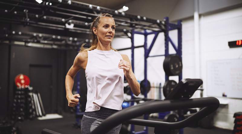 Obtenga más rápido en 15 minutos plano con este entrenamiento de cinta de correr a base de velocidad