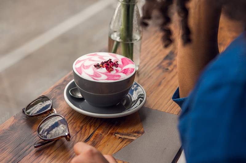 'Ik ben een diëtist, en dit zijn de 5 hersenversterkingsdranken die ik drink om mijn cognitieve gezondheid te ondersteunen naarmate ik ouderlijk is'