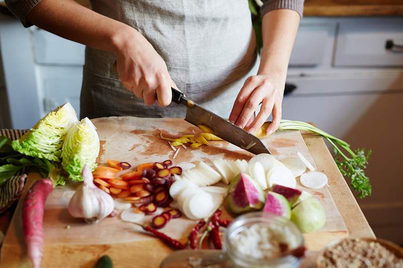 6 séf által jóváhagyott darabolási tippek, amelyek annyi időt (és józanságot) takarítanak meg a termékek előkészítésekor