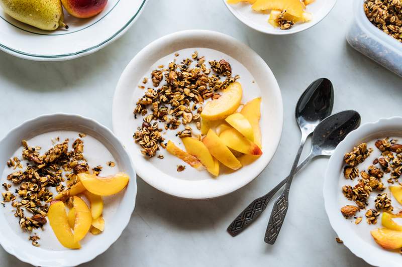 Katra šīs olbaltumvielu iesaiņotās granola receptes sastāvdaļa jau ir jūsu pieliekamajā (jā, tiešām)